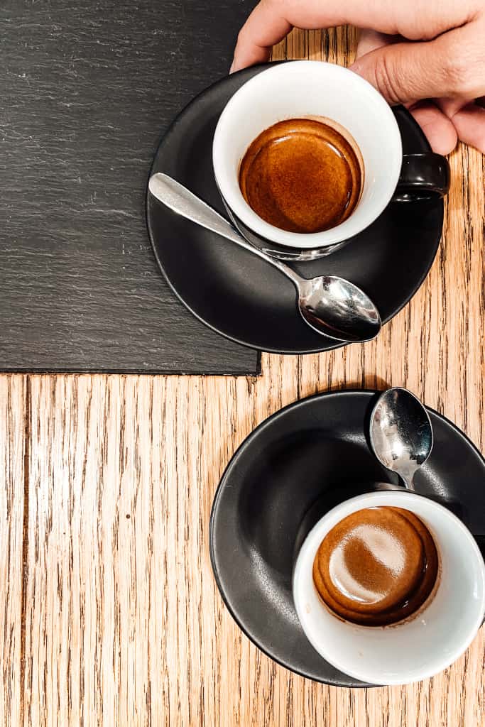 Due tazzine di caffè fotografate dall'alto