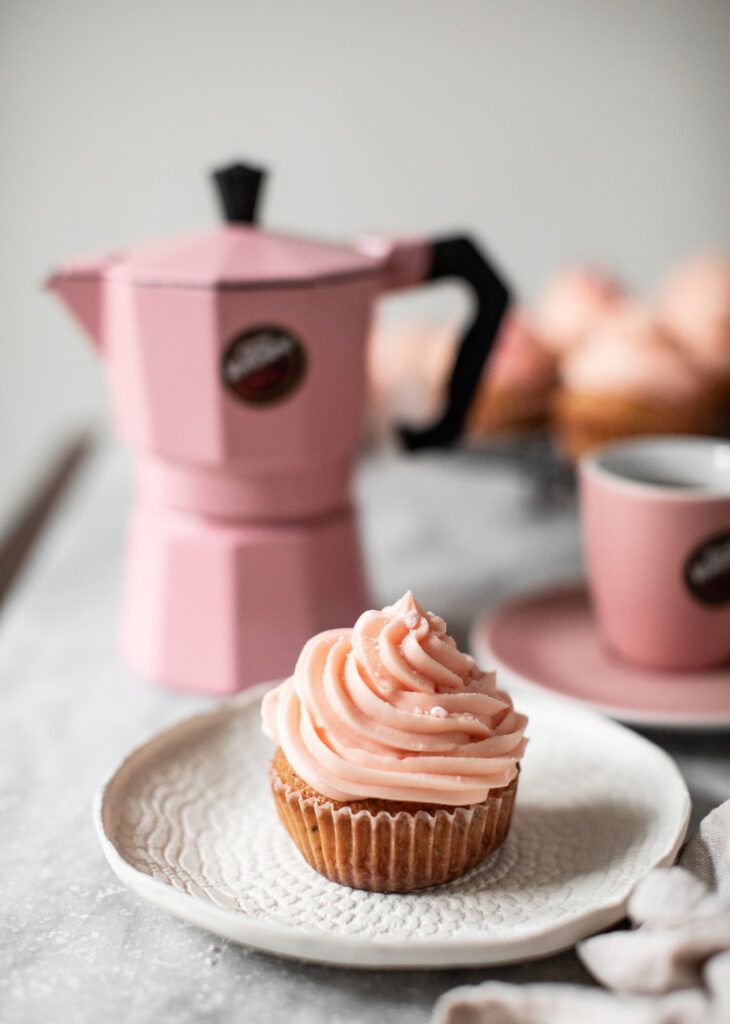 Cupcake con semi di papavero e frosting allo cherry