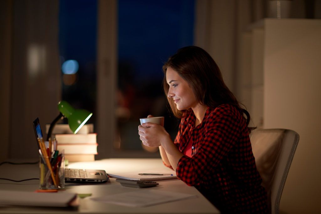 bere caffè di sera causa insonnia