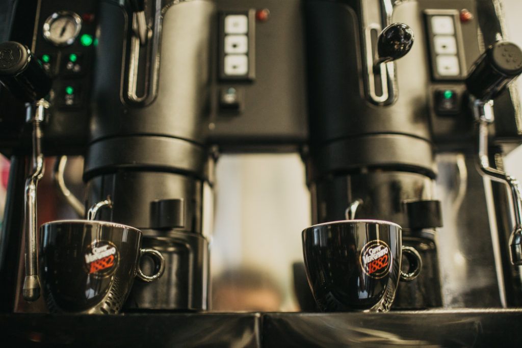 manutenzione della macchina da caffè da bar